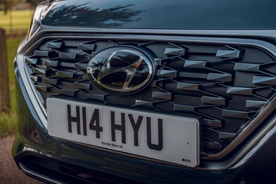Логотип Hyundai IONIQ Plug-in Hybrid (AE) 2019 года  (UK) (фото 34 из 40)